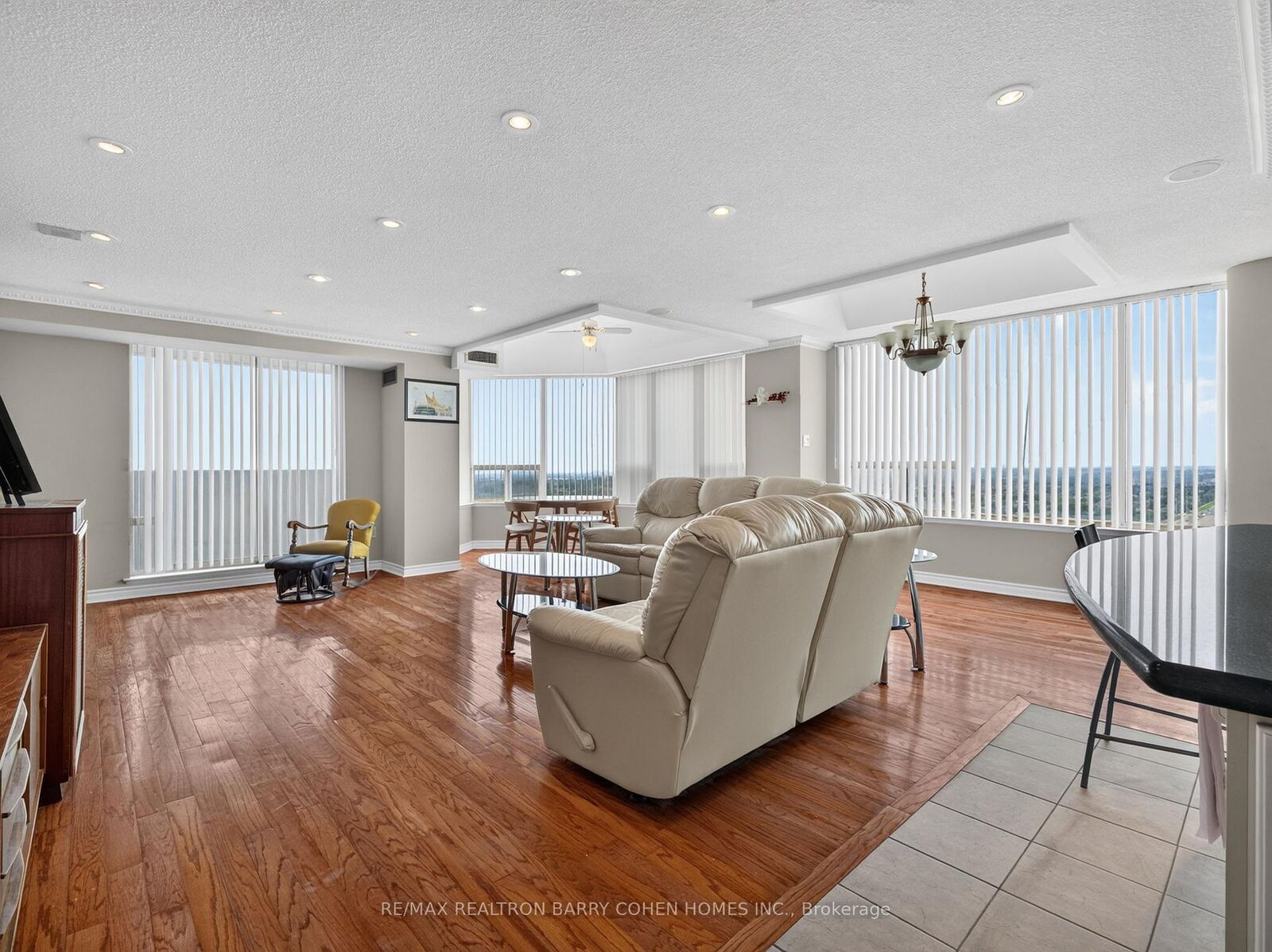 Property Photo: 700 Constellation Drive 2009 ON L5R 3G8