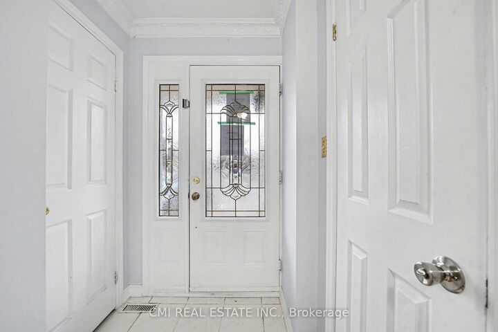 Property Photo: 993 Lucerne Crescent ON L5C 3X6