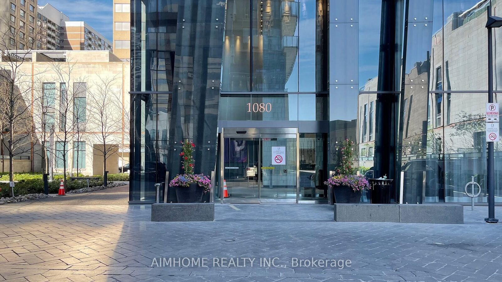 Property Photo: 1080 Bay Street 5305 ON M5S 0A5