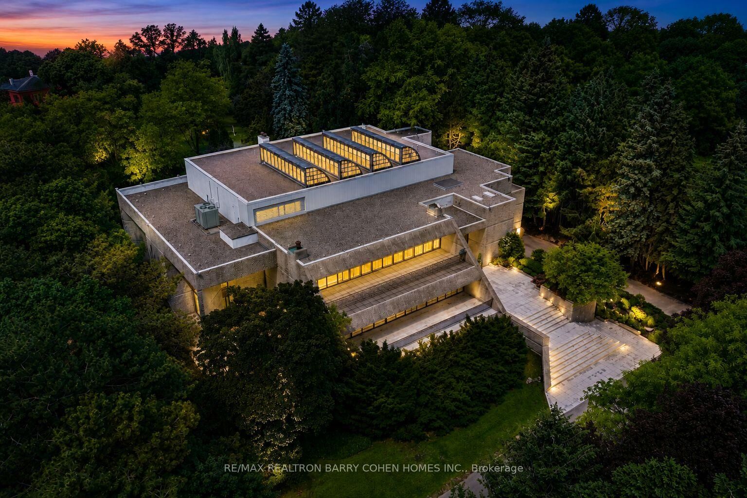 Property Photo:  30 High Point Road  ON M3C 2R3 