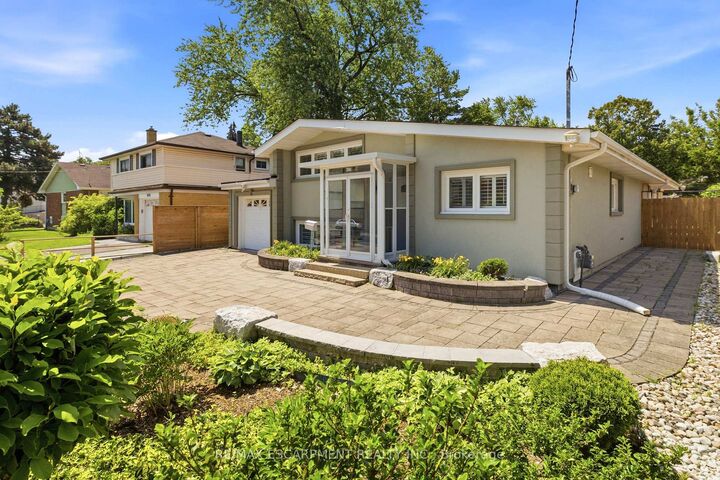Property Photo: 3084 Constitution Boulevard ON L4Y 2Z2