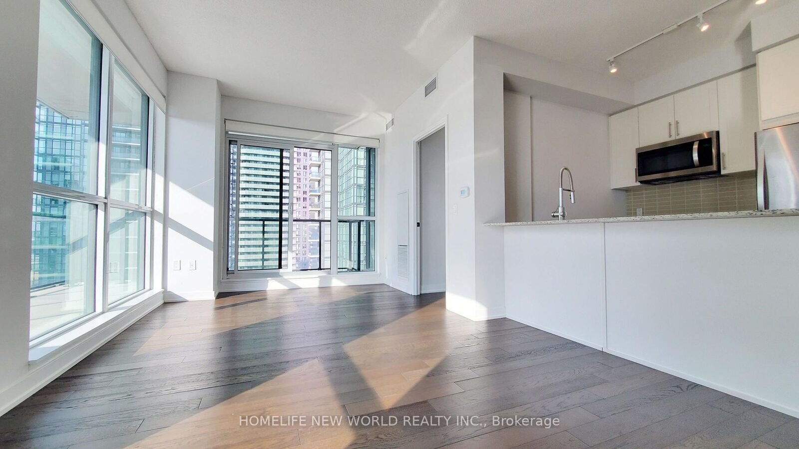 Property Photo: 4055 Parkside Village Drive 2015 ON L5B 0K8