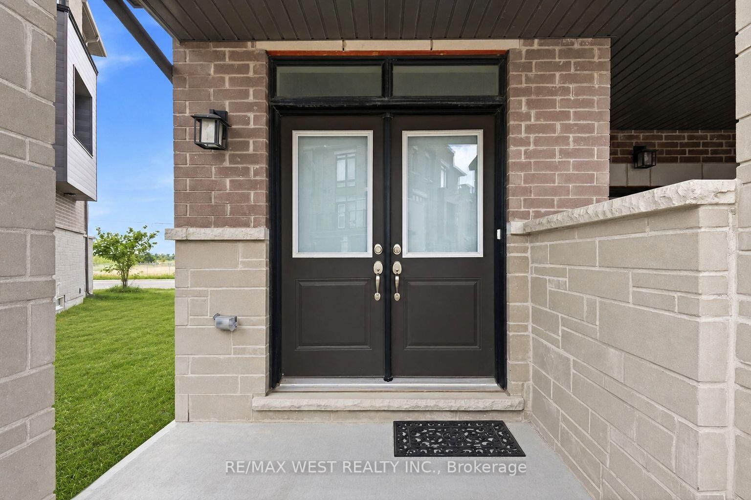 Property Photo:  55 Holyrood Crescent  ON L4H 5G2 
