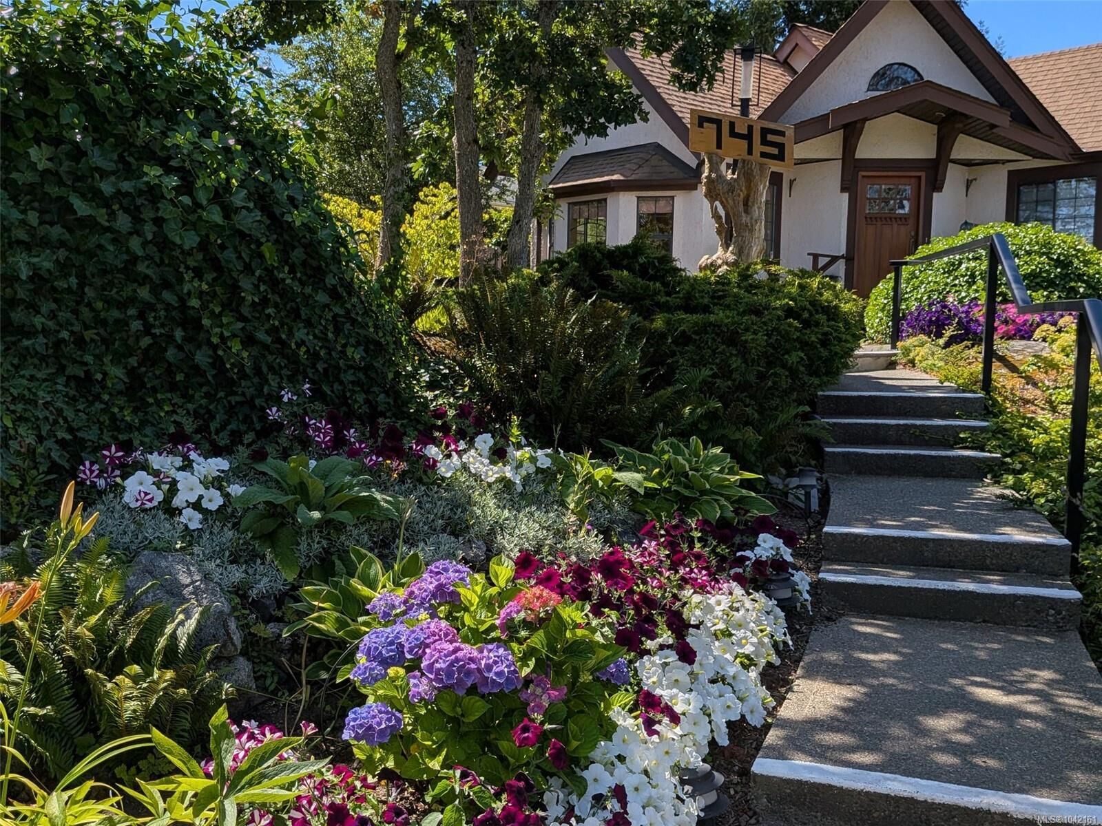 Property Photo: 745 Middleton St BC V9A 2E1