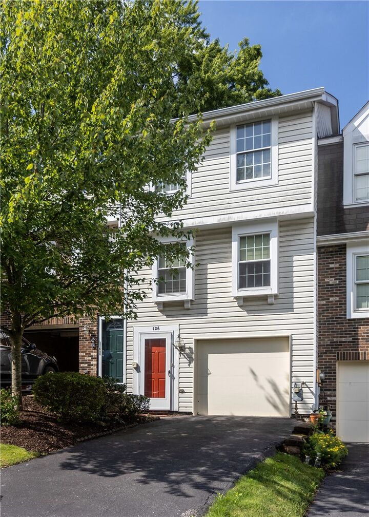 Property Photo:  126 Rossmor Ct  PA 15229 