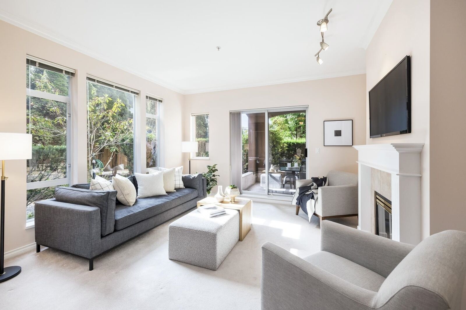Property Photo: 678 W Queens Road 206 BC V7N 2L3