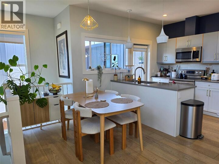 726 Coopland Crescent 2 — photo 1