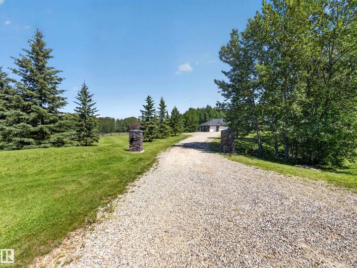 Property Photo:  52109 Rge Road 224 229  AB T8C 1B6 