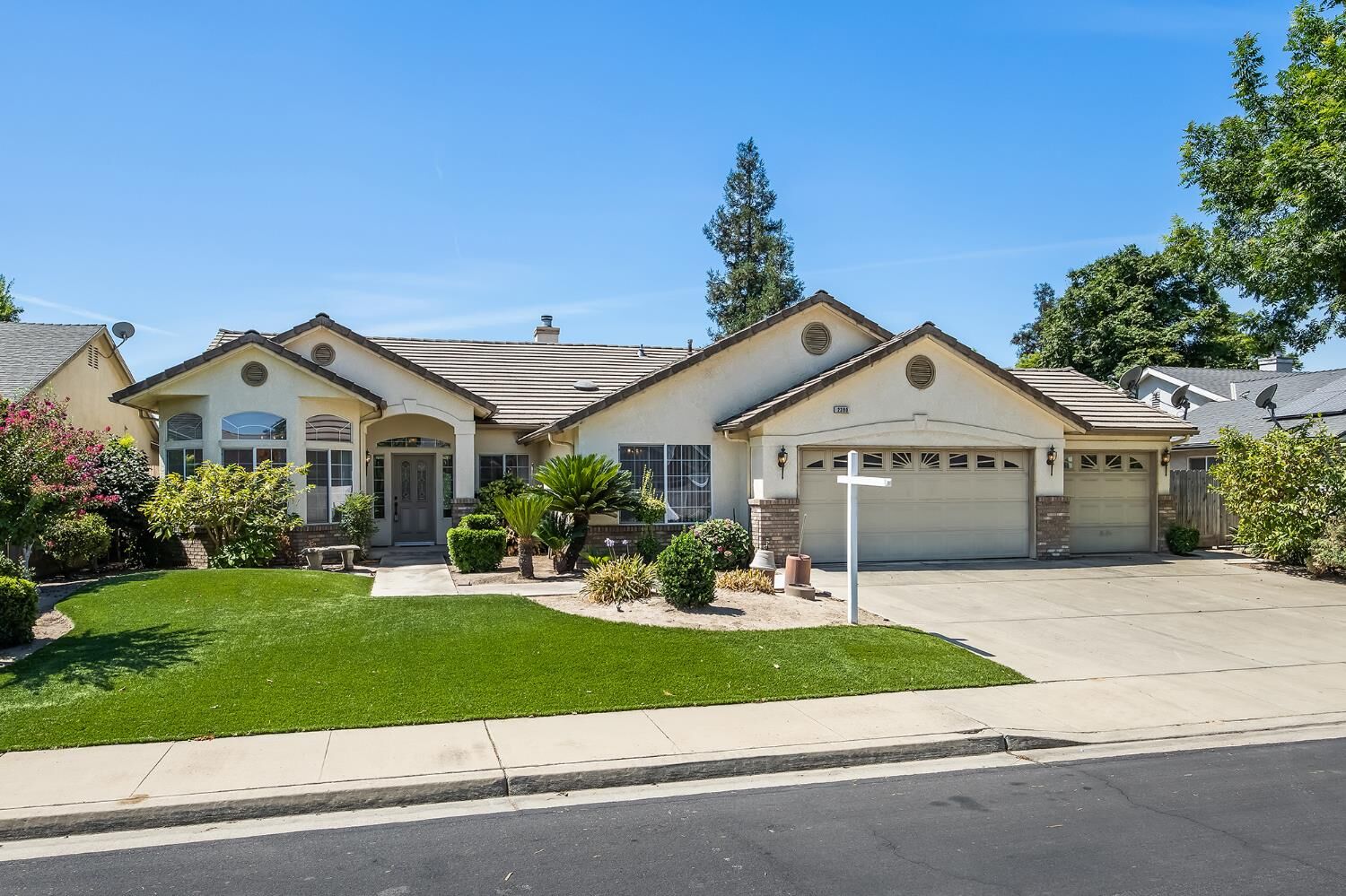 Property Photo: 2390 Silverbrooke Street CA 93631