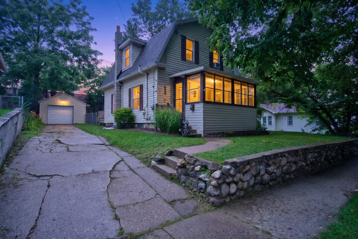 Property Photo:  916 Lincoln Street  MI 49202 