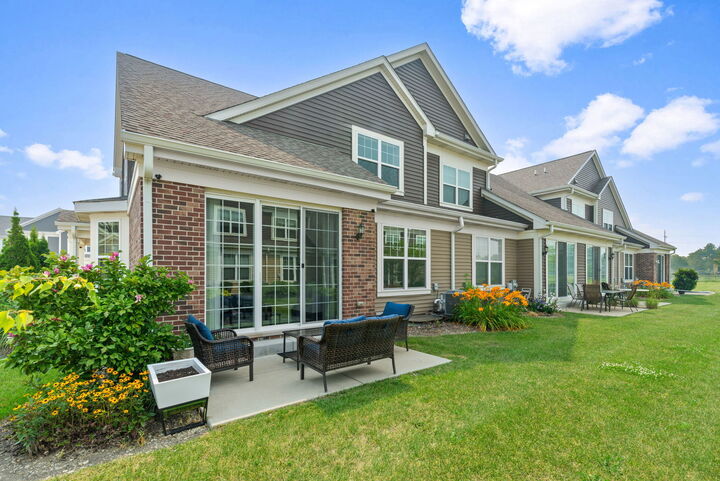 Property Photo:  748 N Verandah Drive 748  IL 60133 