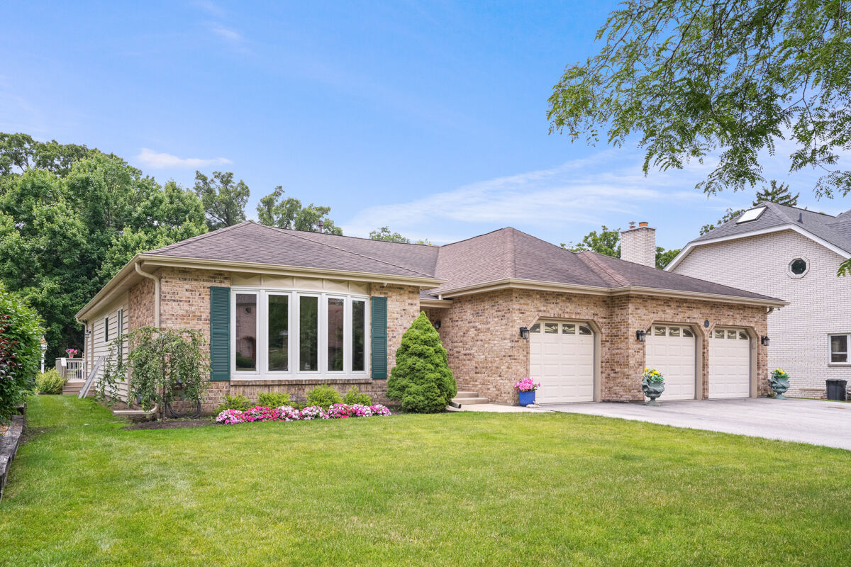 Property Photo: 142 Elizabeth Court IL 60191