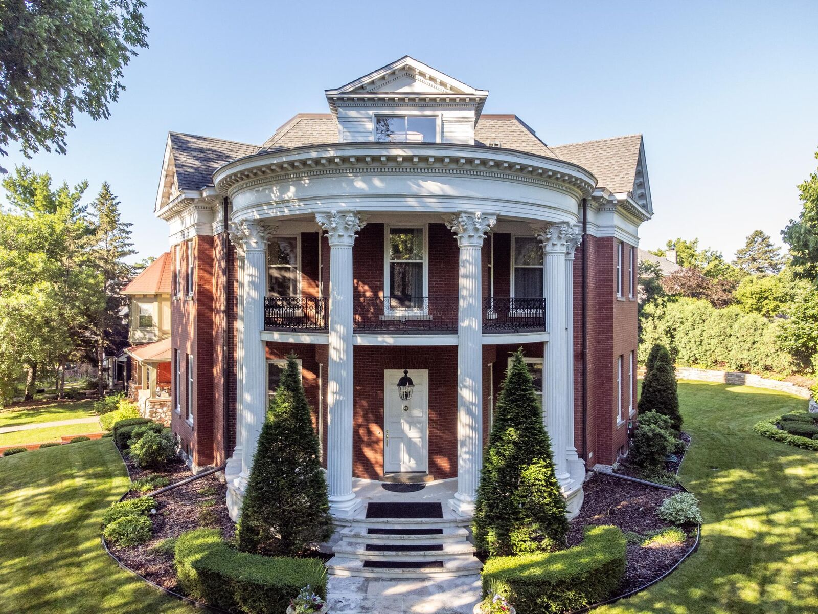 Property Photo:  1203 Mount Curve Avenue  MN 55403 