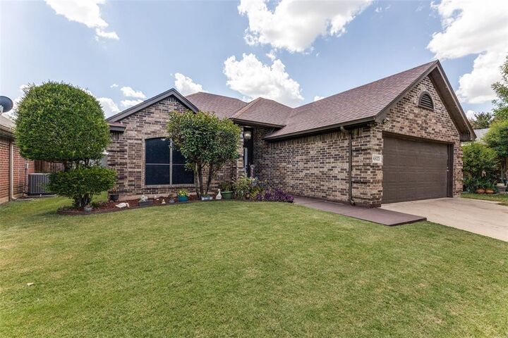 Property Photo: 4833 Colonial Park Drive TX 76117