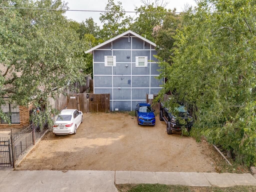 Property Photo: 735 W 10th Street TX 75208