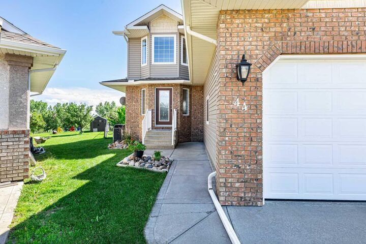 Property Photo:  44 Lakes Close  AB T4L 1S4 