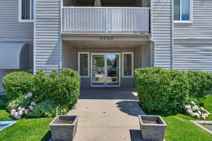 Property Photo: 604 8 Street SW 3301 AB T4B 2W4