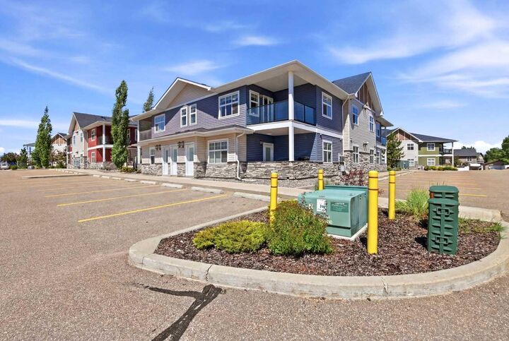 Property Photo:  5300 Vista Trail H3  AB T4M 0L8 