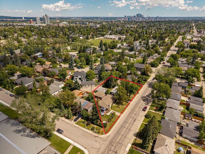 Property Photo:  4524 26 Avenue SW  AB T3E 0P9 