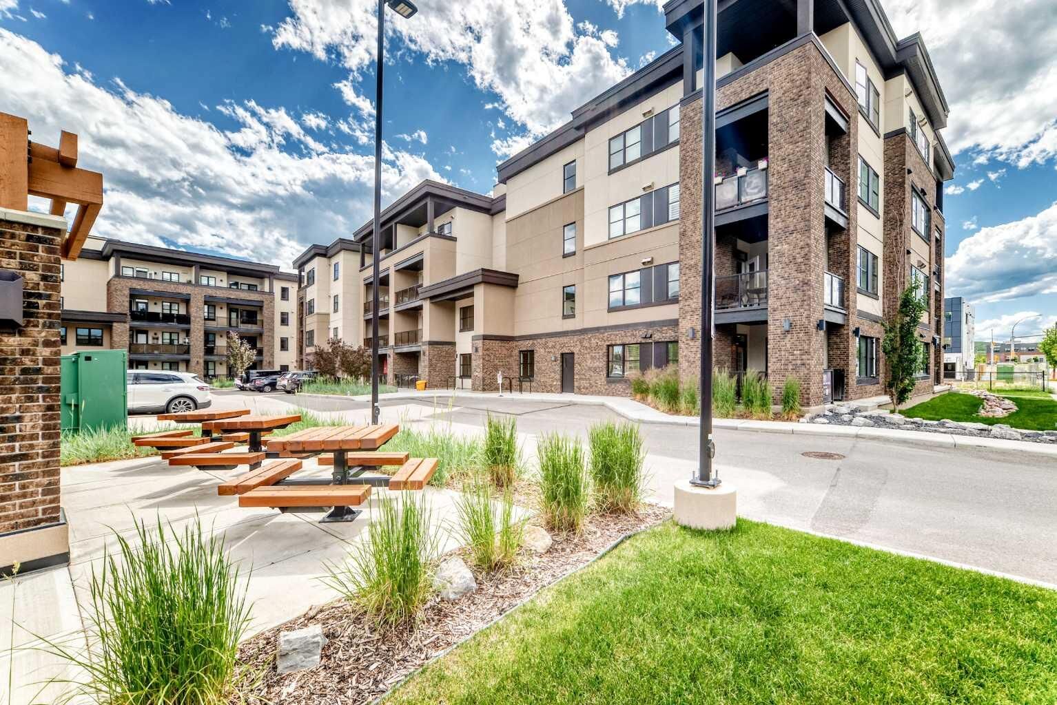 Property Photo: 80 Greenbriar Place NW 3407 AB T3B 6J4