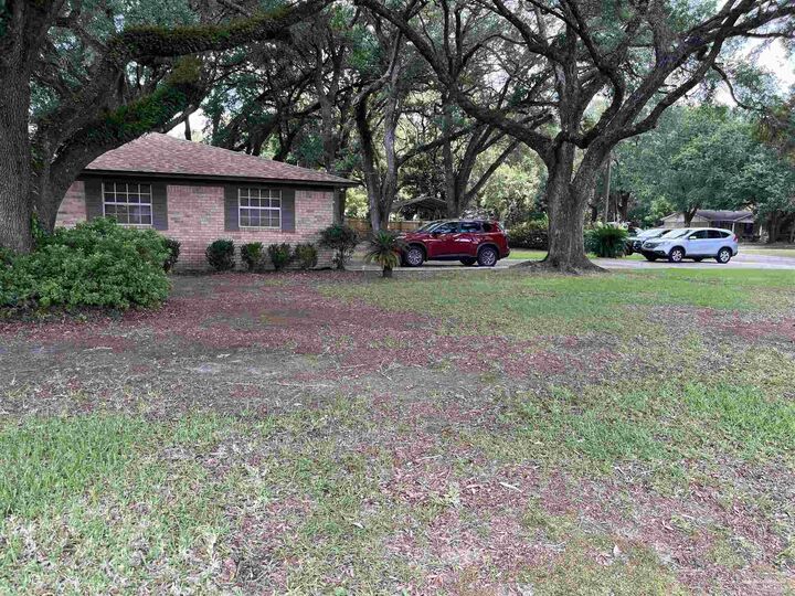Property Photo: 5992 Moss Ln FL 32505