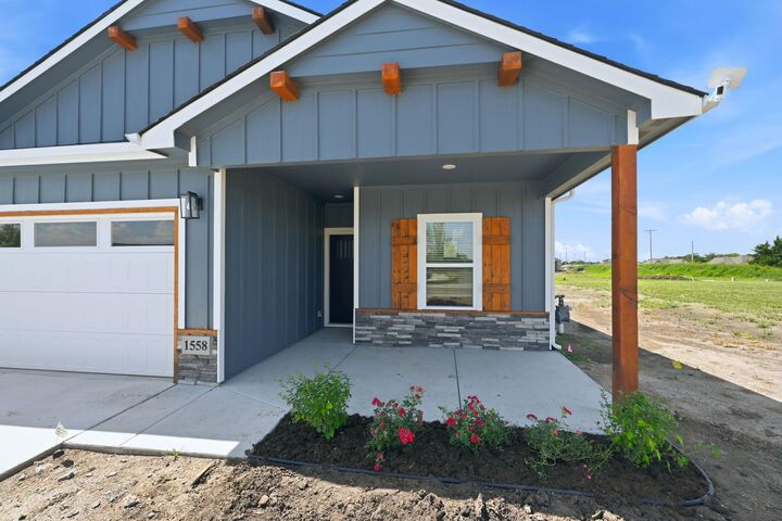 Property Photo:  1558 N Emerald Valley Dr  KS 67110 