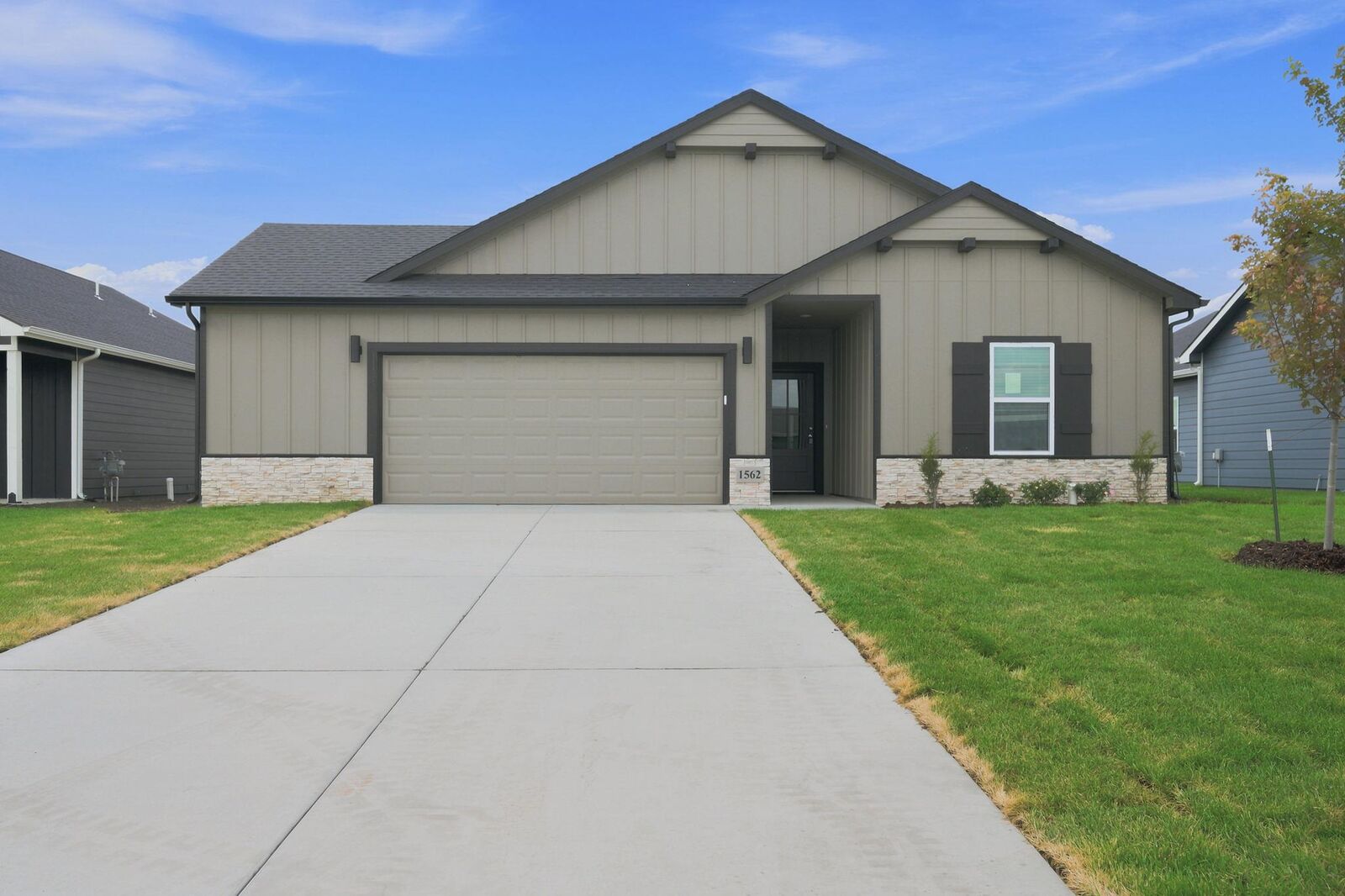 Property Photo: 1562 N Emerald Valley Dr KS 67110
