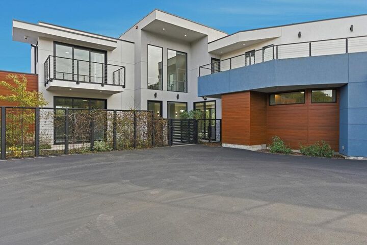 Property Photo: 10 Notre Dame Place CA 94002