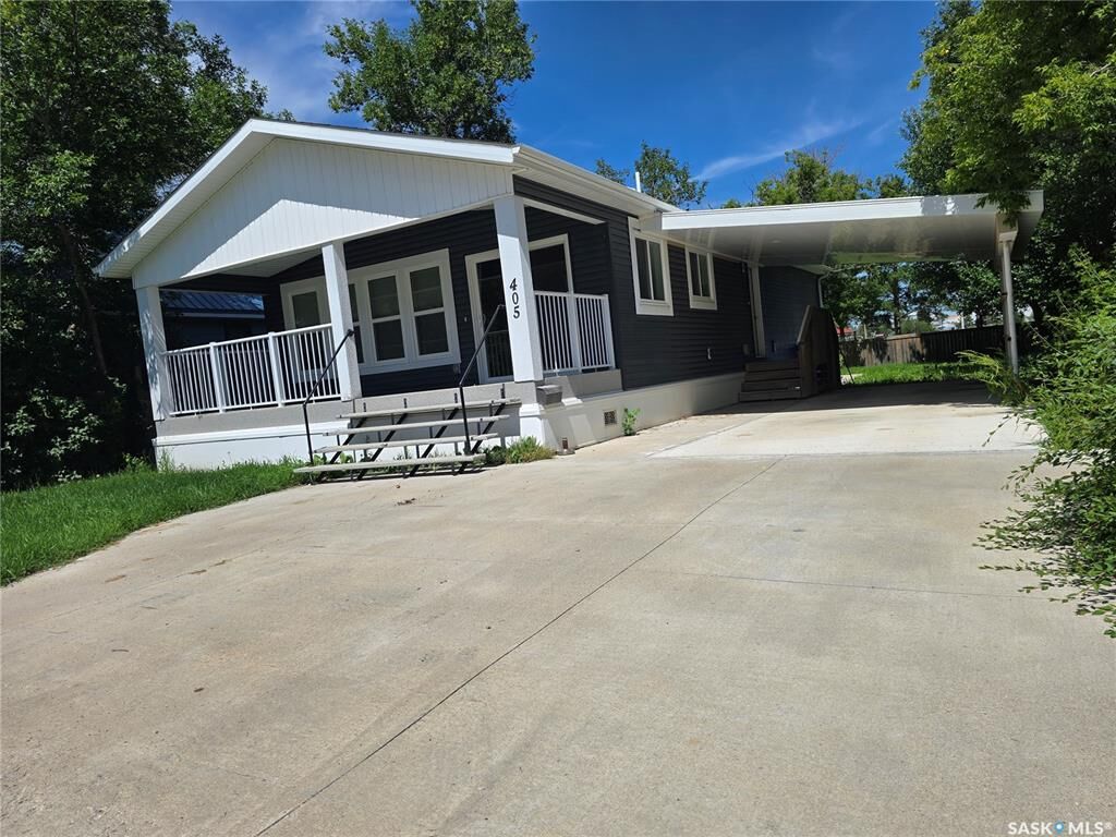 Property Photo:  405 2nd Avenue SE  SK S4H 1W9 