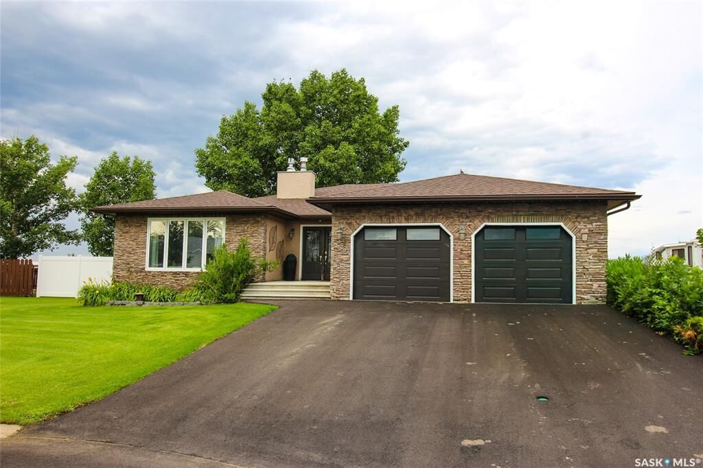Property Photo:  555 5th Street W  SK S0N 2M0 