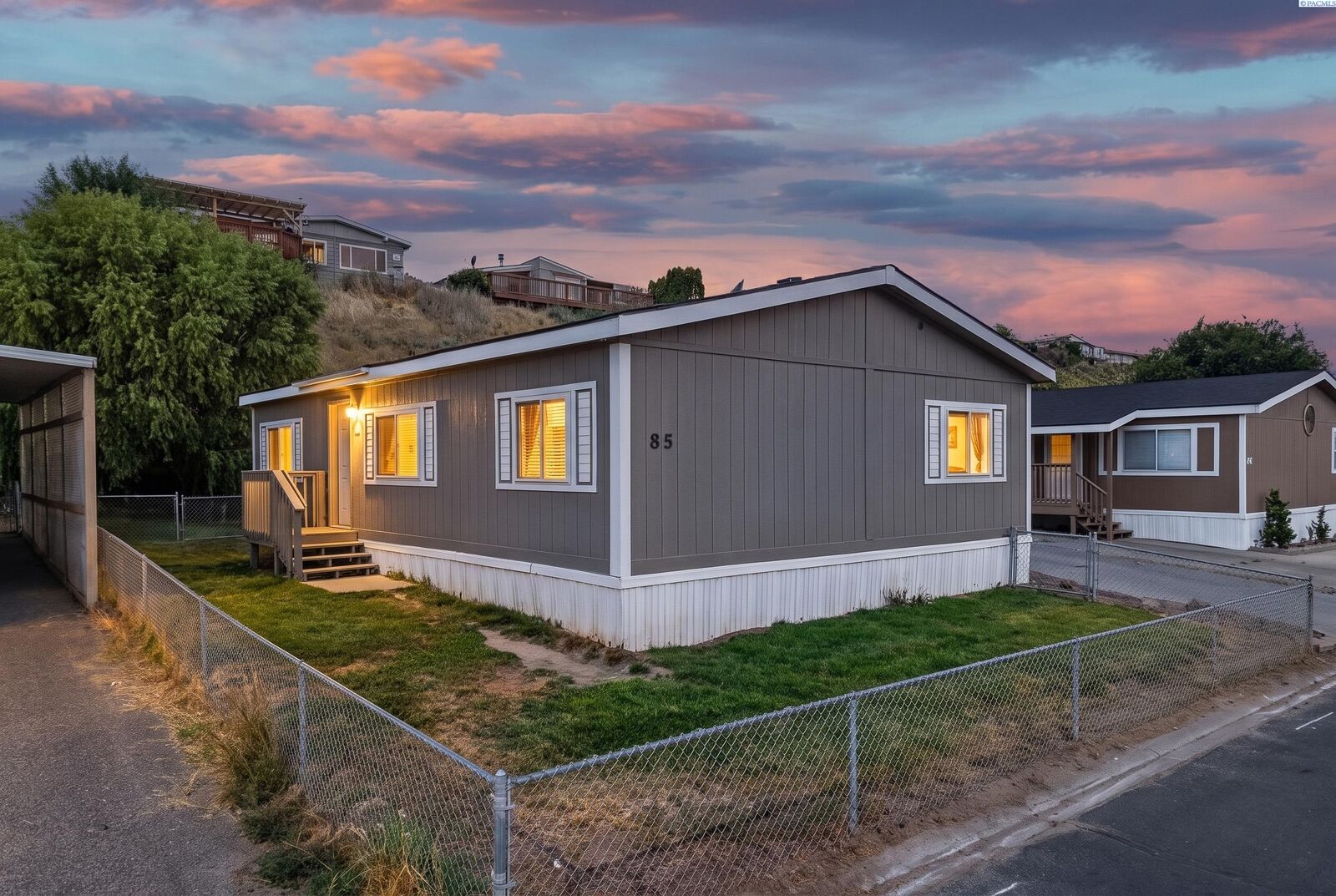 Property Photo: 85 Ridgecliff Dr WA 99352
