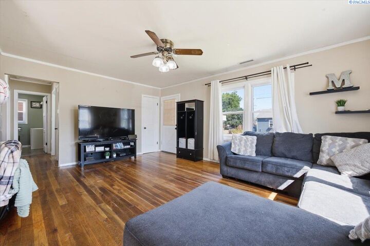 Property Photo: 1305 Van Giesen St WA 99354