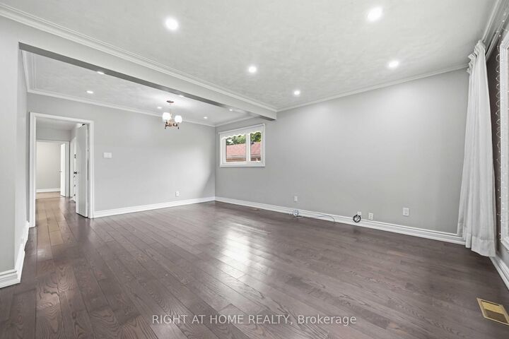 Property Photo:  8 Grassington Crescent  ON M1G 1X5 