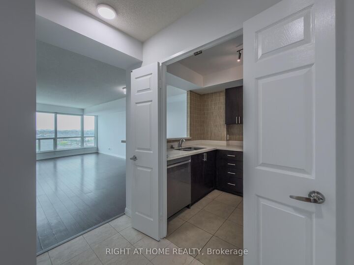 Property Photo:  8 Lee Centre Drive 1008  ON M1H 3H8 