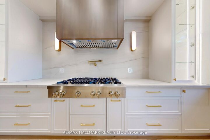 Property Photo:  152 Olde Bayview Avenue  ON L4E 3C6 