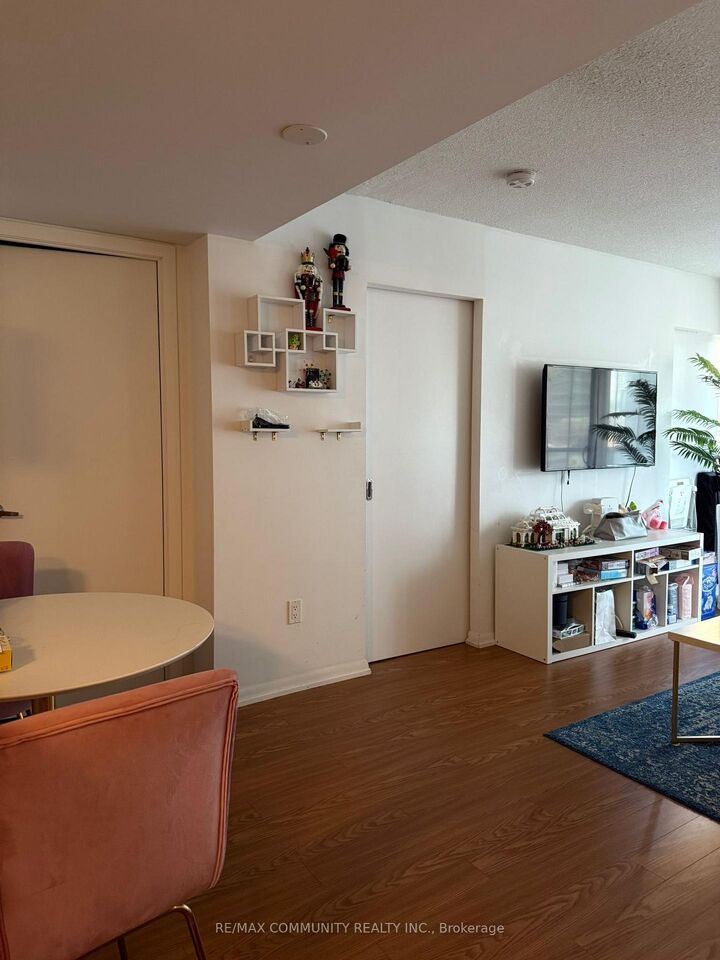 Property Photo:  37 Grosvenor Street 1209  ON M4Y 3G5 