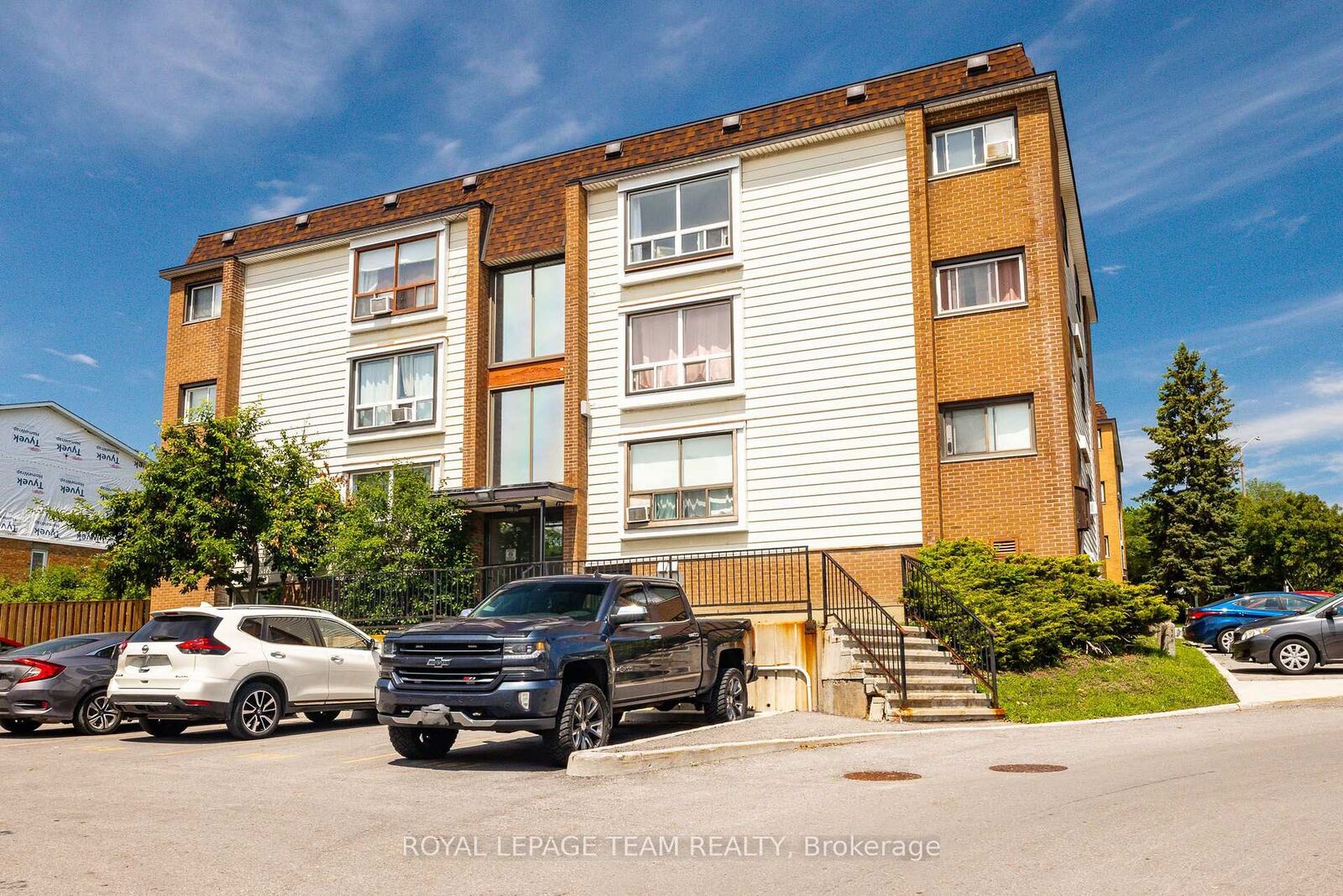 Property Photo: 47 Sumac Street 12 ON K1J 7T7