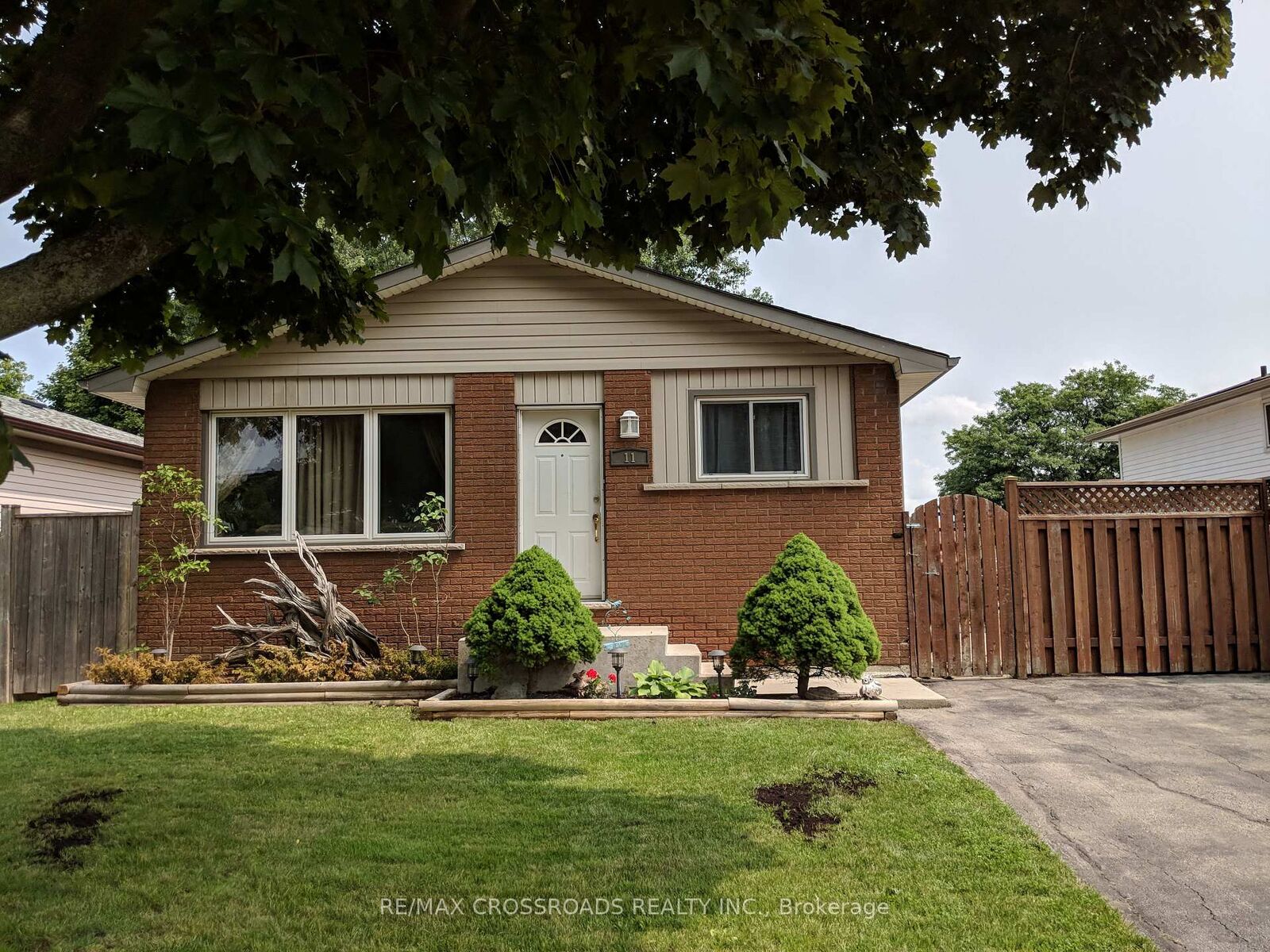 Property Photo:  11 Lawnhurst Drive  ON L8V 4N8 