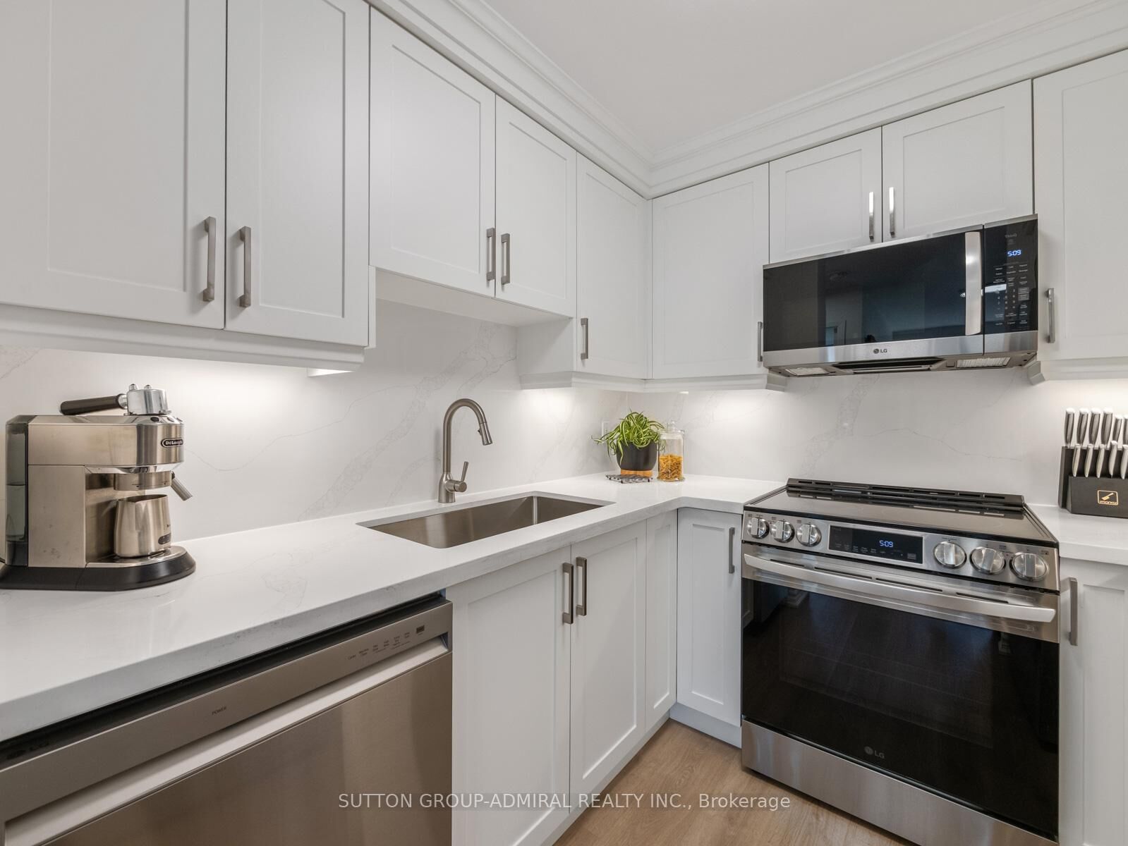 Property Photo: 35 Finch Avenue E 1112 ON M2N 6Z8