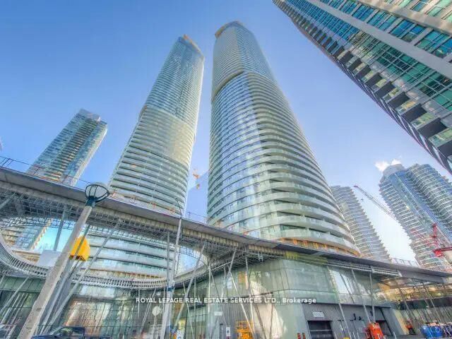 Photo de la propriété: 14 York Street 5402 ON M5J 2Z2