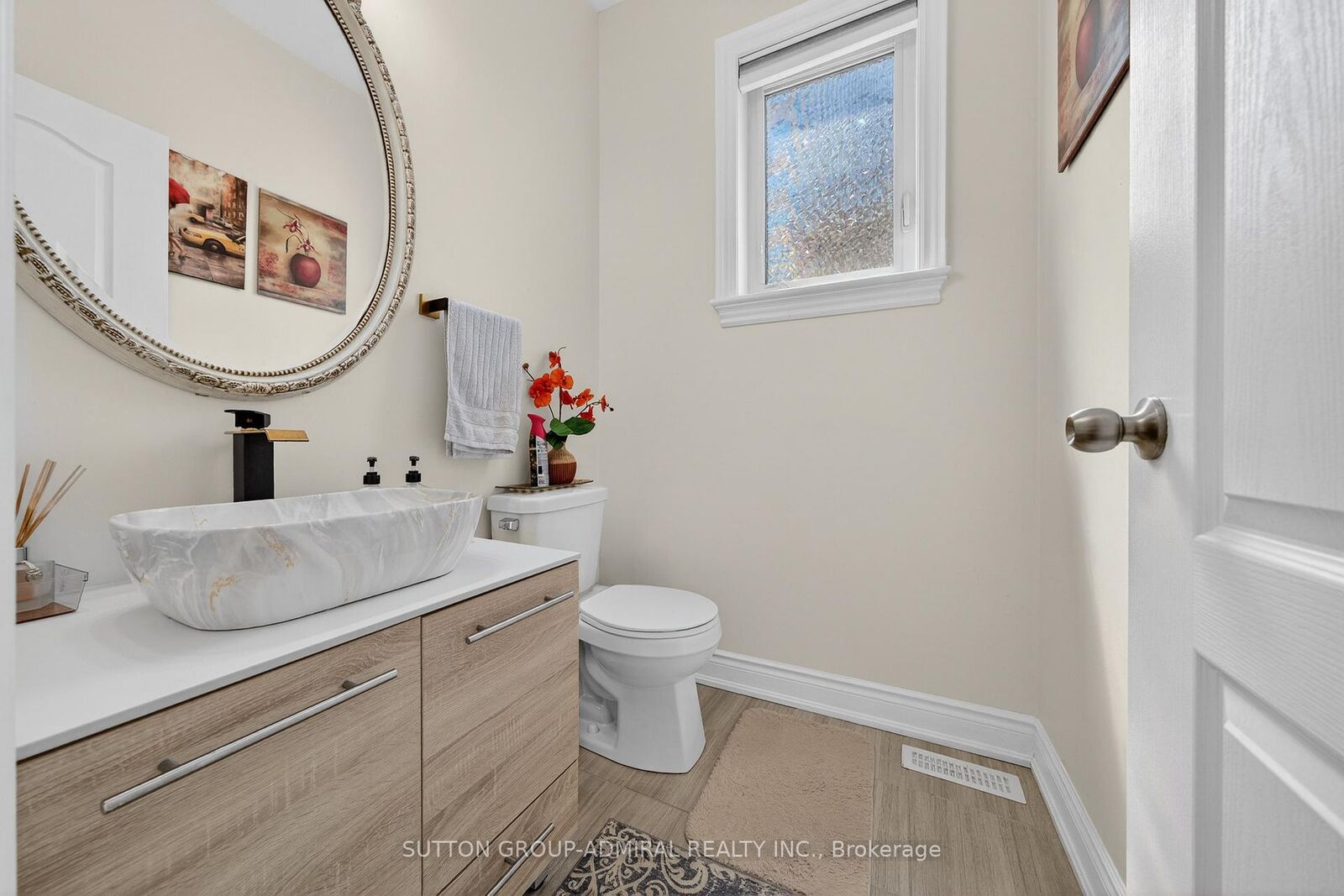 Property Photo: 121 Centre Street ON L0M 1B0