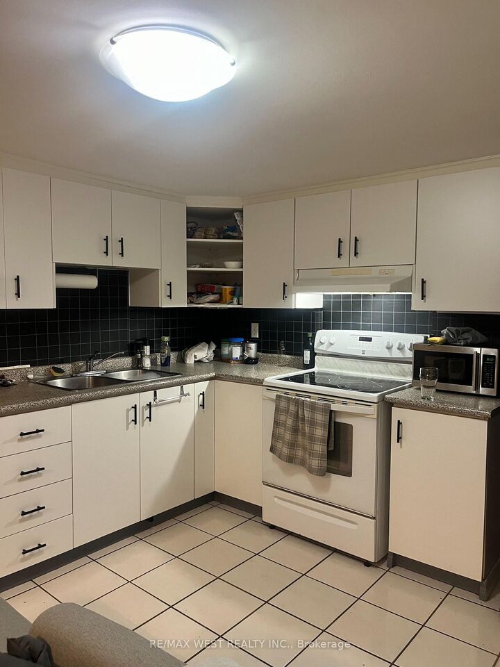 Property Photo:  926 College Street #Lower  ON M6H 1A4 