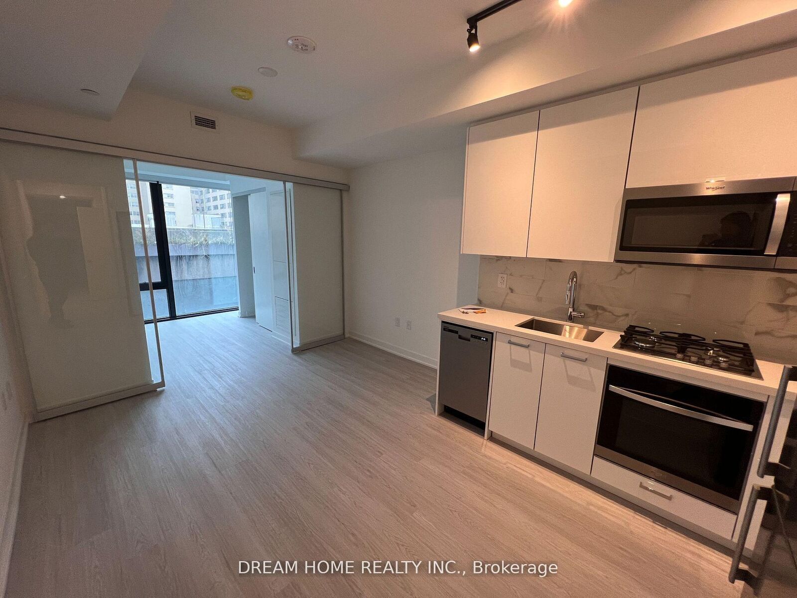 Property Photo: 195 McCaul Street 516 ON M5T 0E5