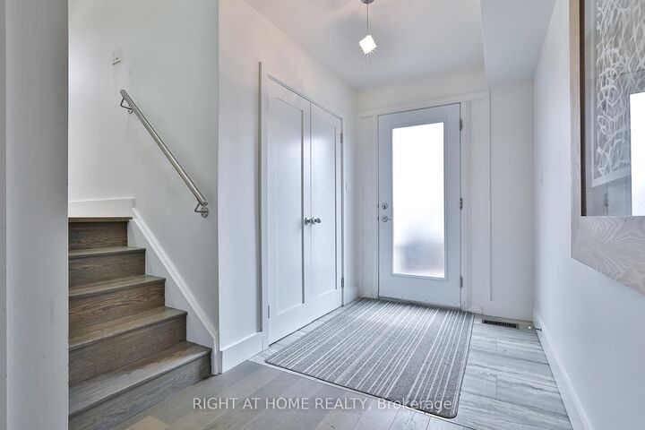 Property Photo:  34 Scarcliff Gardens  ON M1E 2A2 