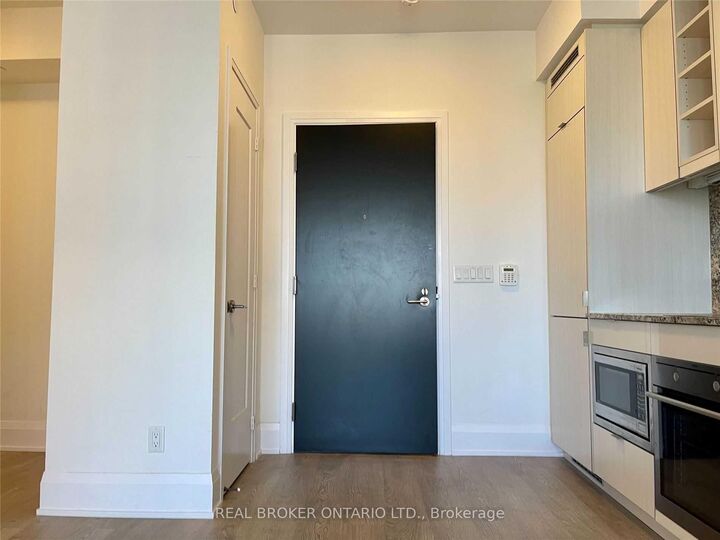 Property Photo: 101 Erskine Avenue 1801 ON M4P 1Y5