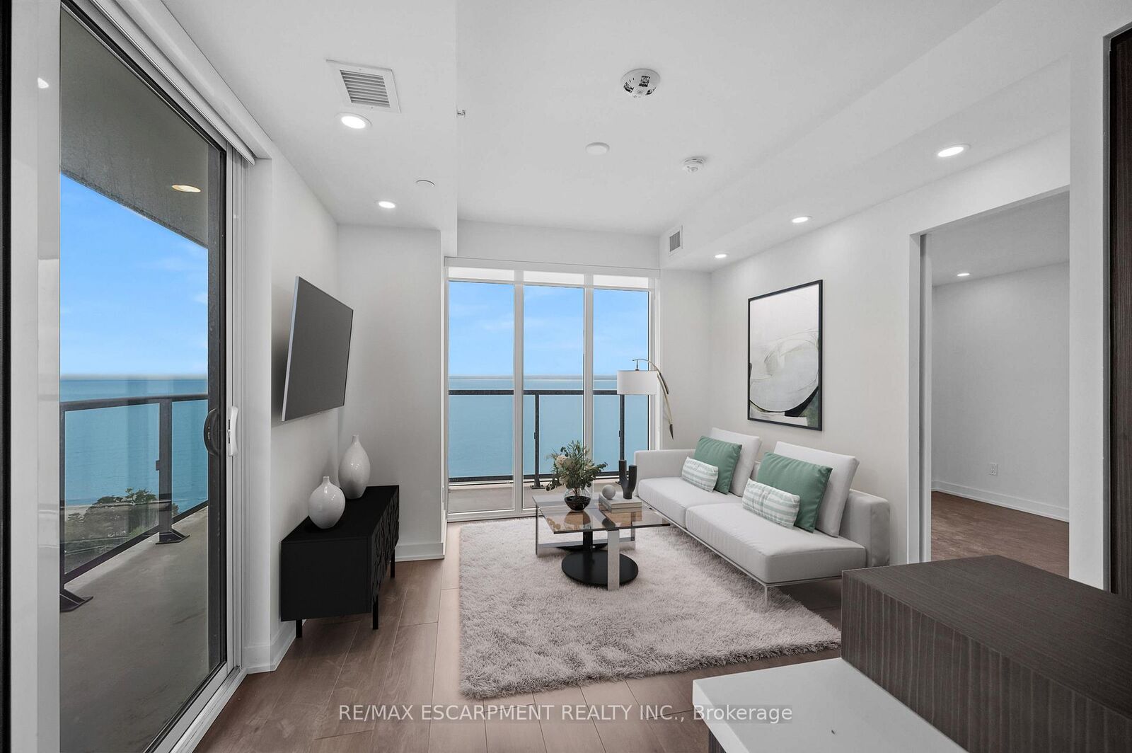 Property Photo: 370 Martha Street 1503 ON L7R 0G9