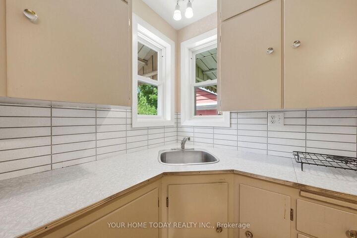 Property Photo:  32 Dayfoot Drive  ON L7G 2L1 