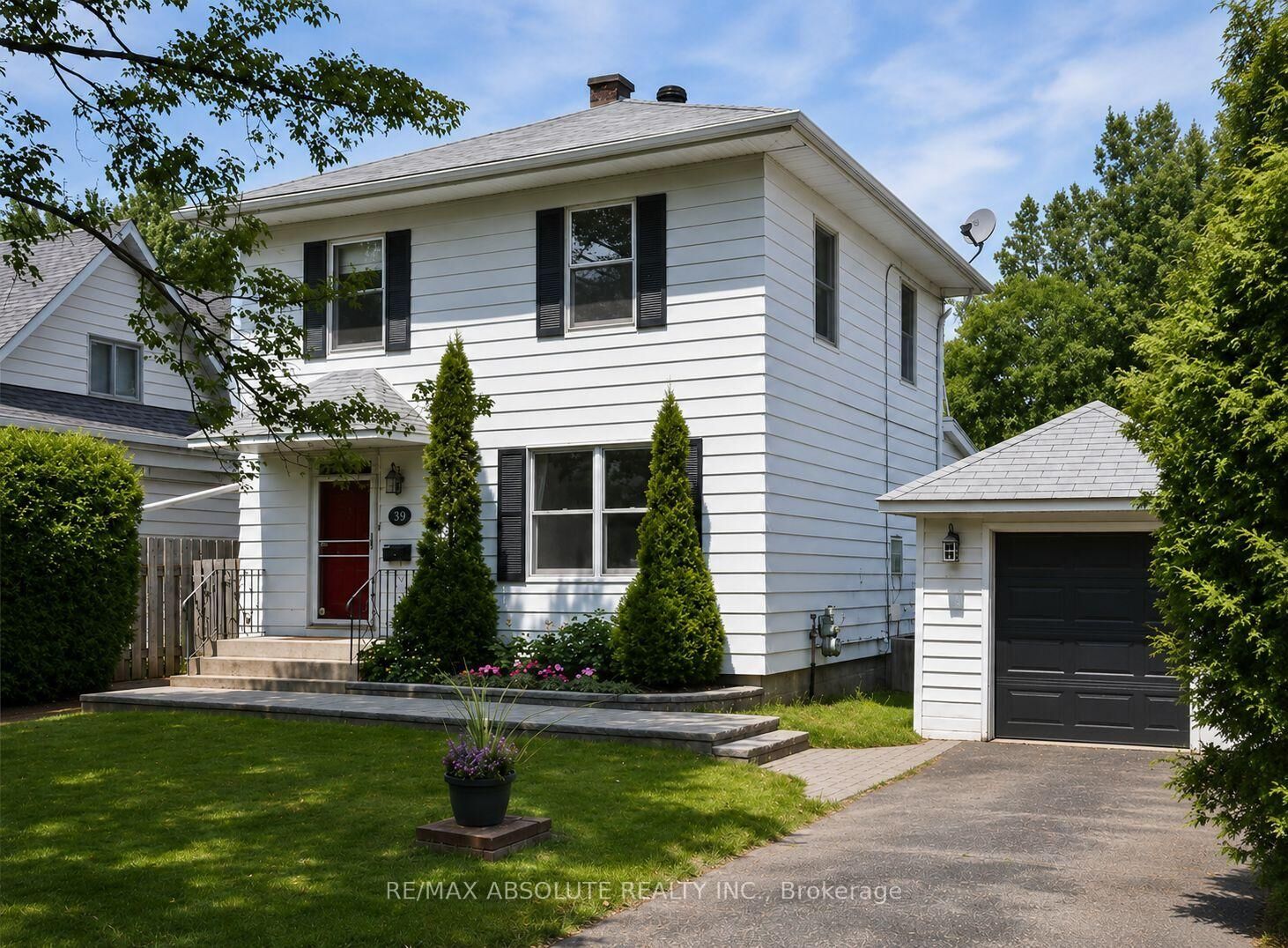 Property Photo:  1 Arundel Avenue  ON K1K 0B1 