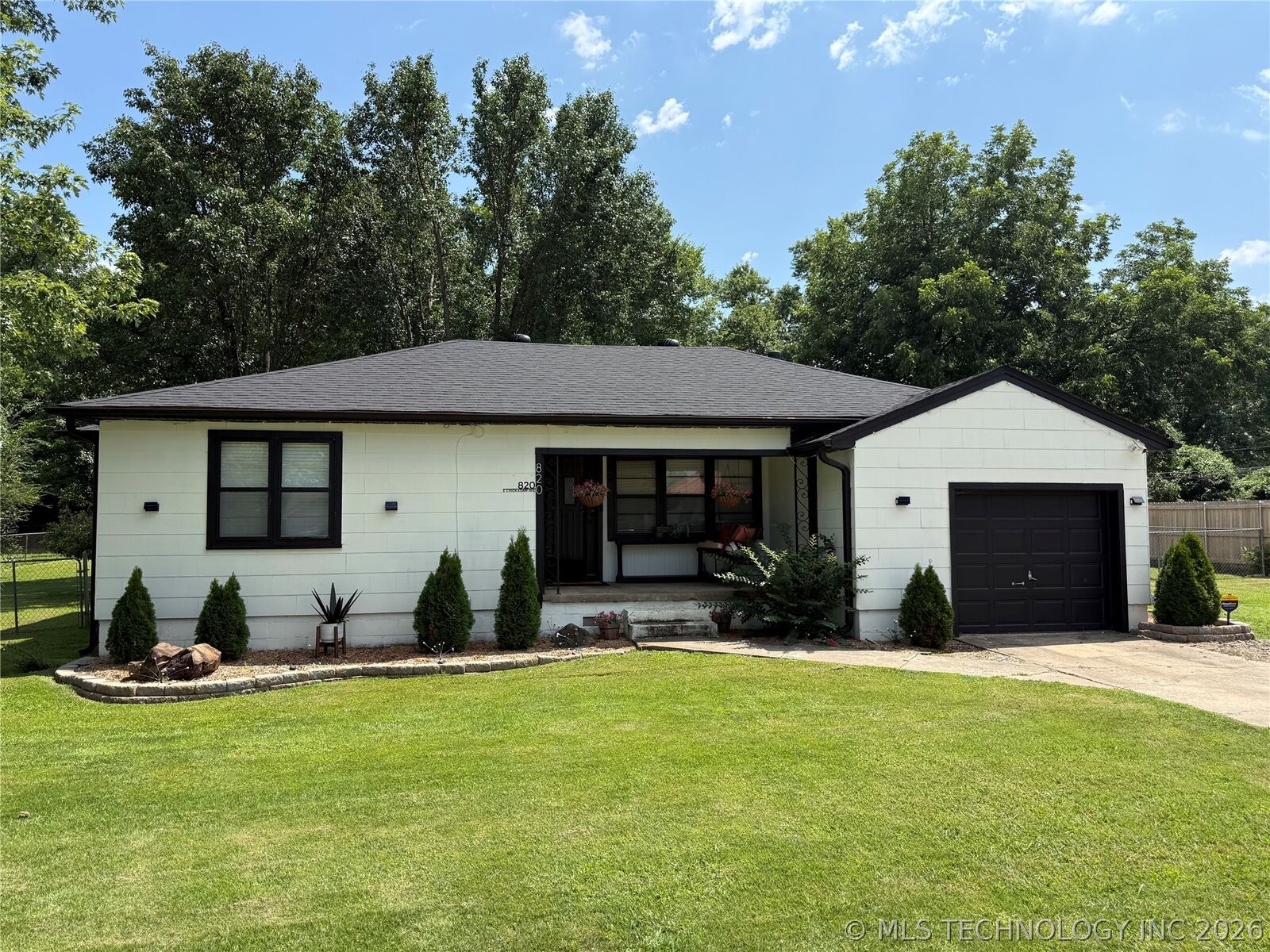 Property Photo:  820 E Chickasaw Avenue  OK 74955 
