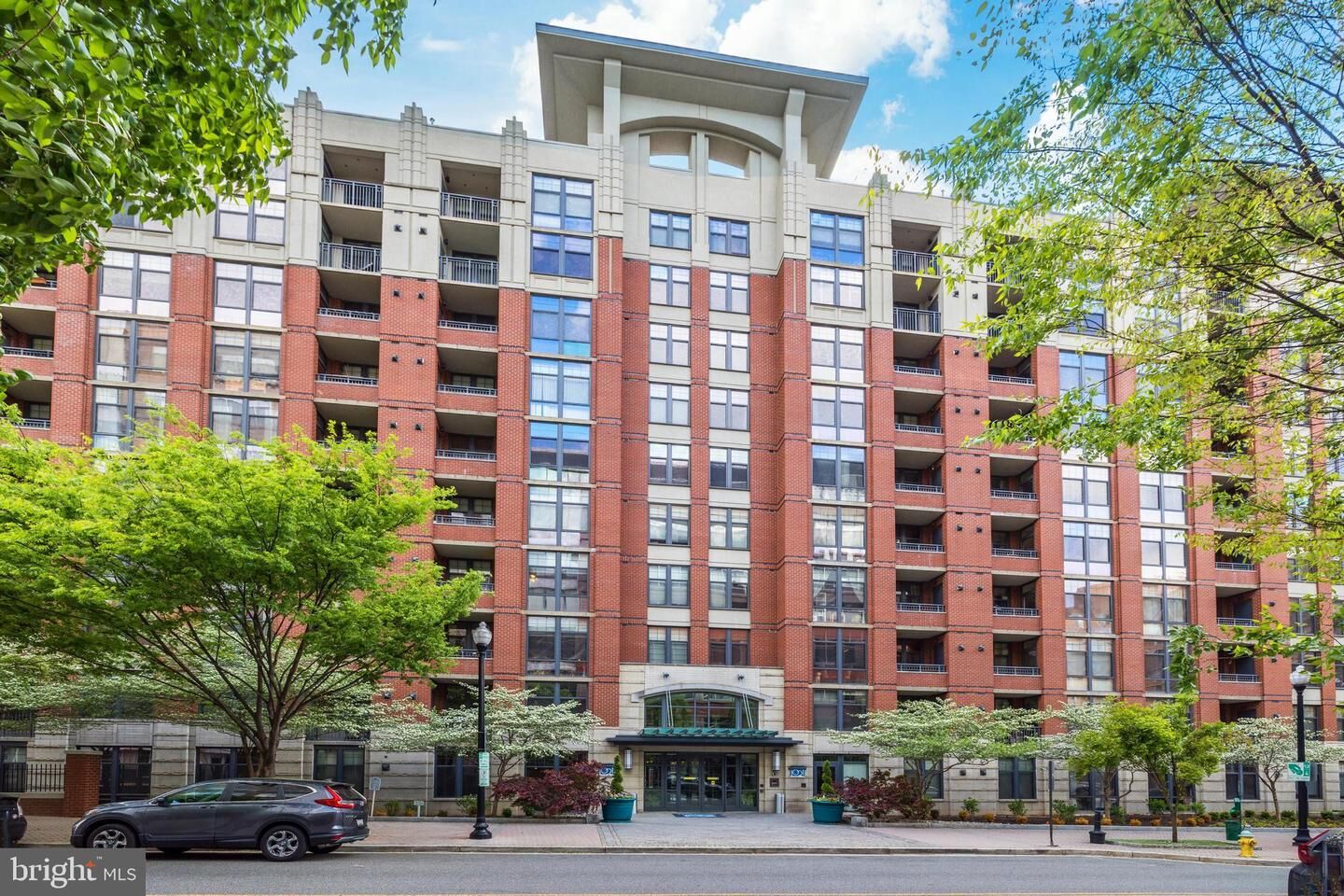 Property Photo: 1021 N Garfield 327 VA 22201